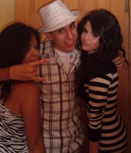 have-you-guys-seen-selena-s-rare-pics-selena-gomez-7778572-450-526 - Personal pictures