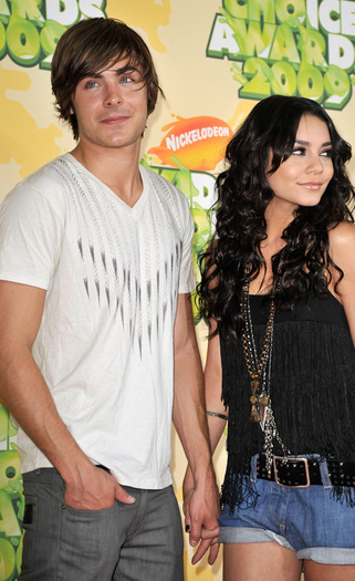 Zac-and-Vanessa-at-the-2009-Kids-Choice-Awards-celebrity-couples-5231647-500-817 - Vanessa and Zac