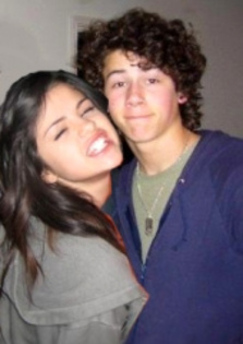 11 - Club Selena Gomez and Nick Jonas