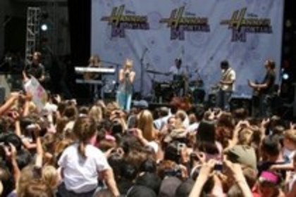 18145619_AQLBTTDHV - Hannah Montana Free Concert Celebrating The DVD And Double Album Release - June 26th 2007
