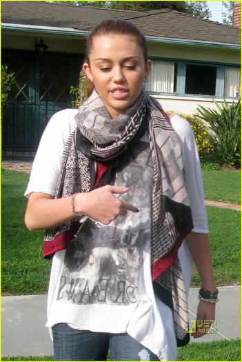 Miley-Liam-walking-in-Toluca-Lake-California-February-28-miley-cyrus-10664582-817-1222