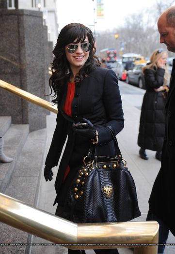 17387997_PJBESRZEP - Arriving at her hotel in New York City