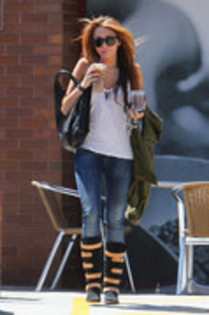 15289800_VDRJWPPZE - Miley Cyrus Drinks Coffee in Los Angeles