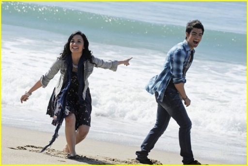 normal_joe-jonas-demi-lovato-sing-oceans-08