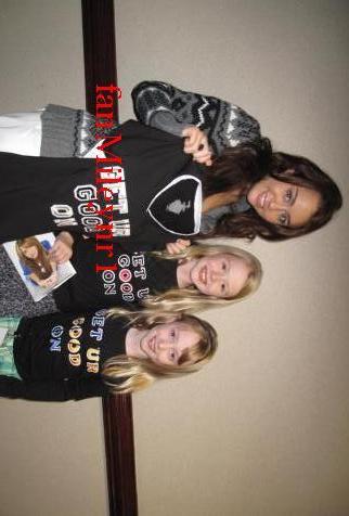 - me my mom and my sister with MILEY CYRUS
