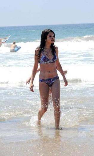 selena_gomez_bikini_candids-6_2_-361x600