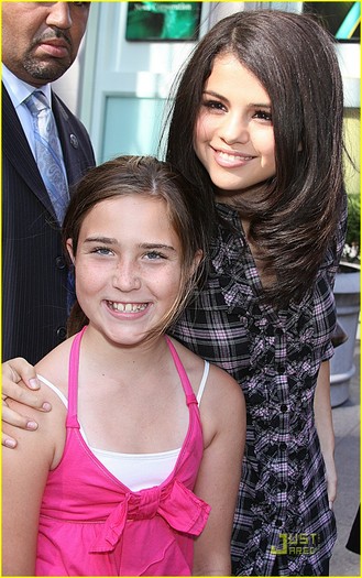 selena-gomez-fox-friendly-05