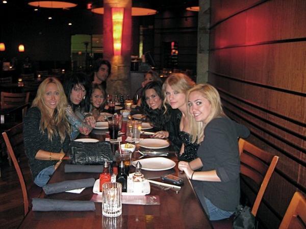 miley\'s family,taylor and me please you too - 0 Vote Me at the 2011 PCAs 0