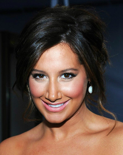 ashley-tisdale-2011-peoples-choice-awards-5