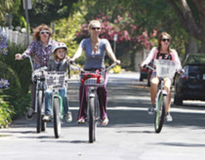 PPUQMGRPPRBWSFUUUCC - Miley Cyrus Family Bike Ride