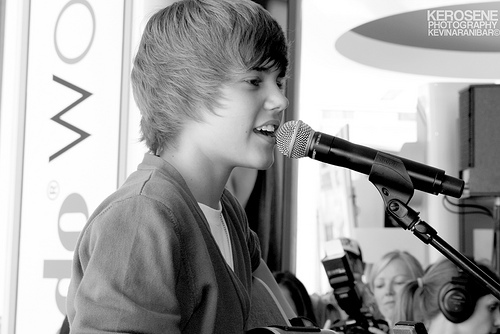 Justin canta.:x; =p~=p~=p~
