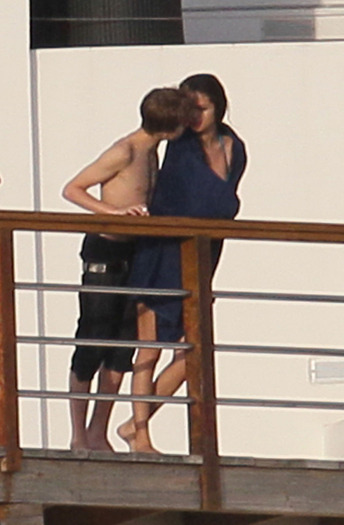 In-the-Caribbean-with-Selena-Gomez-January-2nd-2011-justin-bieber-18134566-983-1498