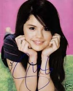 22297637_RVVWLTHJS - 00Selena Picz with Her Signature00