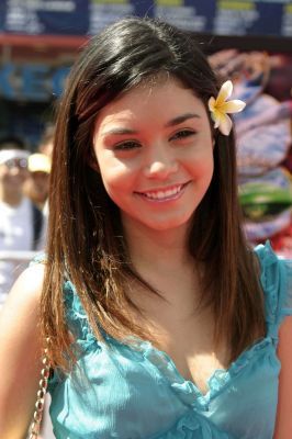 normal_vanessaannehudgens-dot-net_thunderbirdspremiere-la2004july24-048