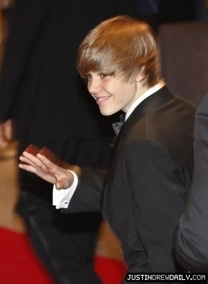 Appearances-2010-2010-White-House-Correspondents-Dinner-May-1st-justin-bieber-11925779-293-400