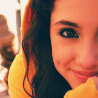 How beautiful eyes ; - o - Ariana Grande - o
