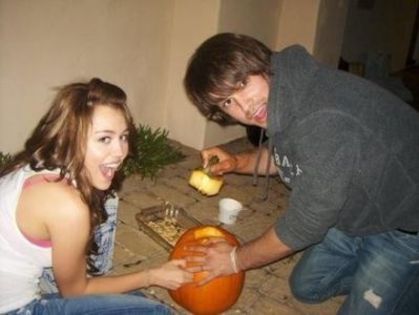 Miley Cyrus - With Justin 2009 (4)