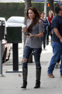 17021784_ACPPNUKWX - Miley Cyrus Grabs a Coffee