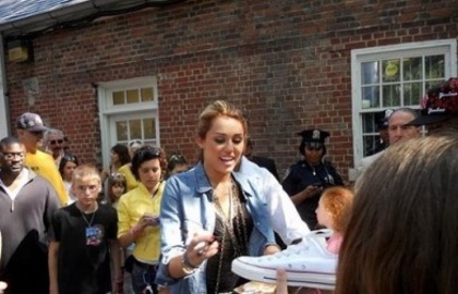 IMG_1 - Greeting Fans after her Photoshoot in NY