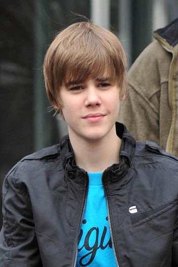 Bieber+plays+toss+H-JvQmuO7Ajl