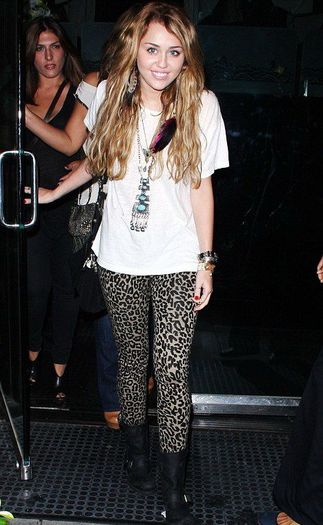 microbul-animal-print-a-lovit-din-nou-de-data-asta-i-a-cazut-victima-miley-cyrus-galerie-foto[1]