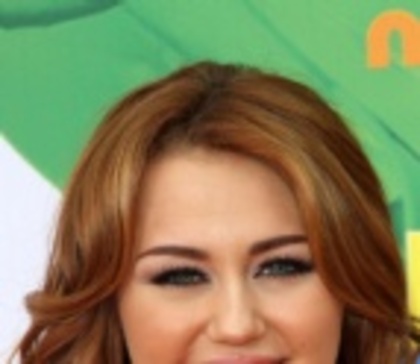 7780663 - miley  out of step on the red carpet