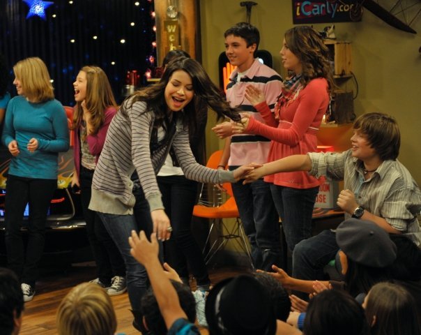 Miranda Cosgrove And David Archuleta (7) - I am back