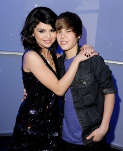 newyears109373_selena-gomez-and-justin-bieber-pose-backstage-dick-clarks-new-years-rockin-eve-with-r