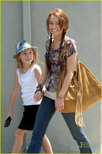 2ajtjjn - my sister Noah Cyrus