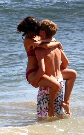 justin-bieber-selena-gomez-maui-beach-9