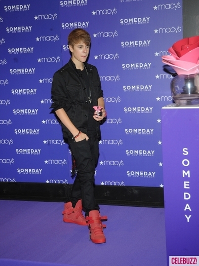 Justin-Bieber-attacked-Macys-Fragrance-Event-in-NYC-5-435x580