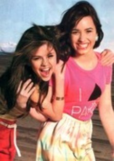 16228261_HUYVUMNXH - Selena Gomez and Demi Lovato
