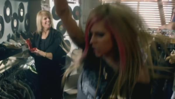 What-The-Hell-Screencaps-avril-lavigne-18776036-600-338 - WTH