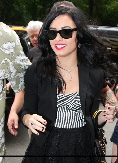 17669081_ICMFMAGOU - Arriving at her hotel in New York City 3