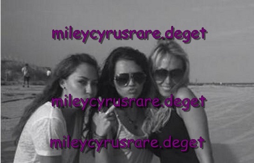 000me and momy and brandi - a very rare pic with miley and tish and brandi