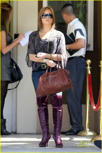 demi-lovato-purple-boots-08