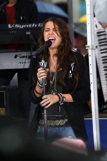 Performs On NBC\'s (14)