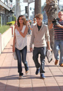 31454122_LQJJQOHPB - X Selena Gomez and Justin Bieber at the Santa Monica Pier