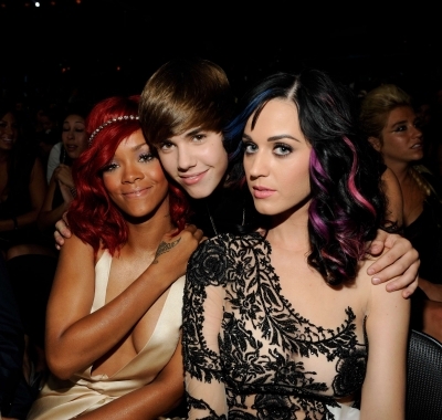 Mtv Video Music Awards - Audience (11) - justin with rihanna and katy