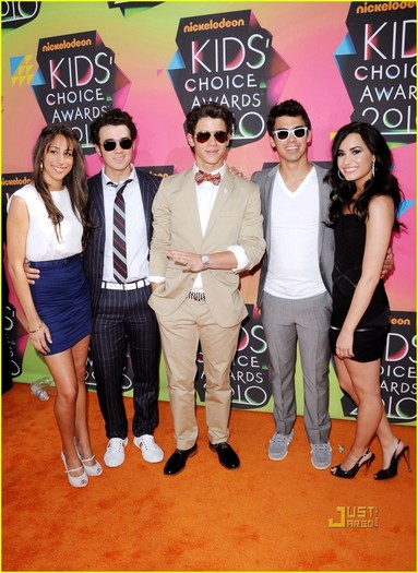 Jonas-Brothers-Kids-Choice-Awards-2010-with-Girlfriends-joe-jonas-11135780-892-1222[1] - Jonas Brothers at Kids Choise Award with Girlfriends