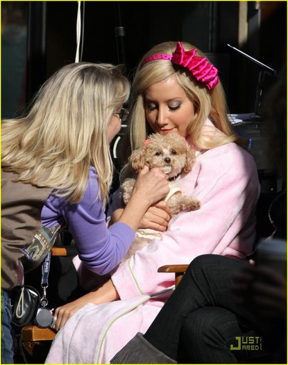 ashley-tisdale-pink-pretty-04