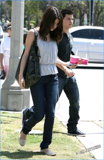 taylor-lautner-selena-gomez-date-4