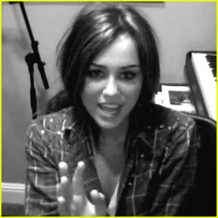 miley-cyrus-support-to-write-love-on-her-arms