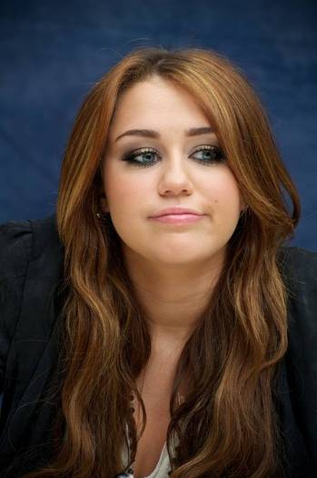 Miley-Cyrus_COM-TheLastSongPressConference-2010mar13-004 - The Last Song Press Conference - March 13th 2010