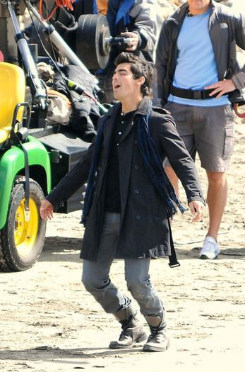 Joe Jonas drops to his knees while filming the Jonas Brothers TV show (12)