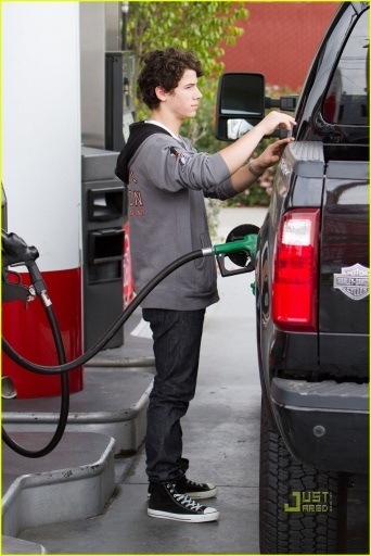 normal_nick-jonas-gas-station-13 - nick-gas station-i love these photos