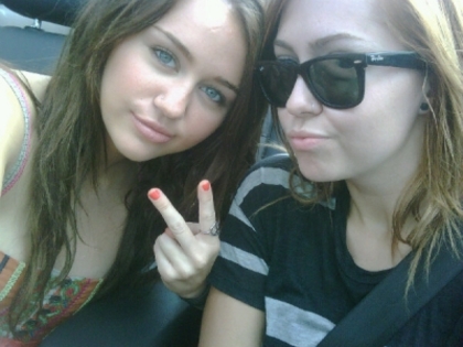 Miley Cyrus - With her Family 2010 (16)