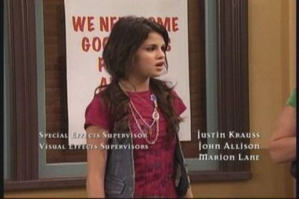 2-01-Smarty-Pants-Screencap-selena-gomez-7388717-400-266