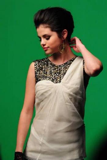 Selena-Gomez-Naturally-MV-01