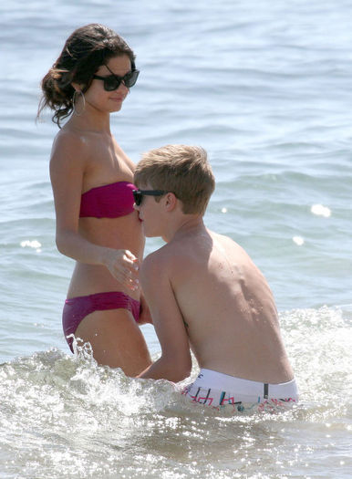 justinbieber-selenagomez-grabcrotch-hawaii